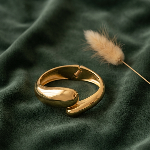 Brazalete Dorado Cruzado Nudo detalle