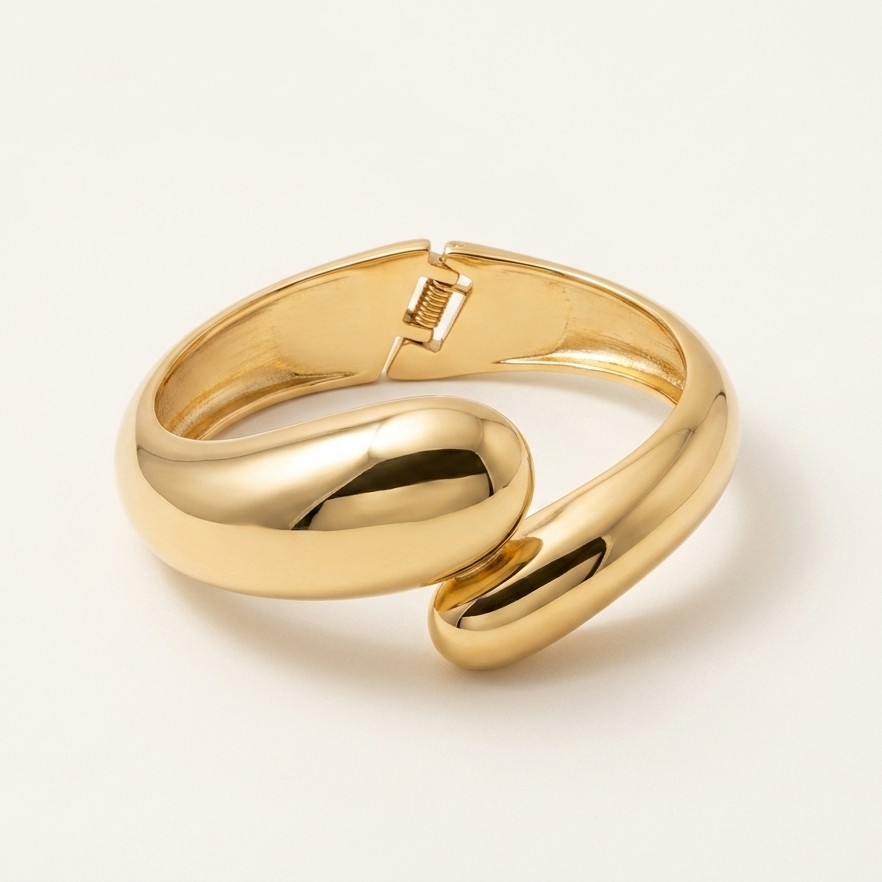 Brazalete Dorado Cruzado Nudo en mano