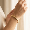 Brazalete Dorado Relieve Deriva - Querida Lua