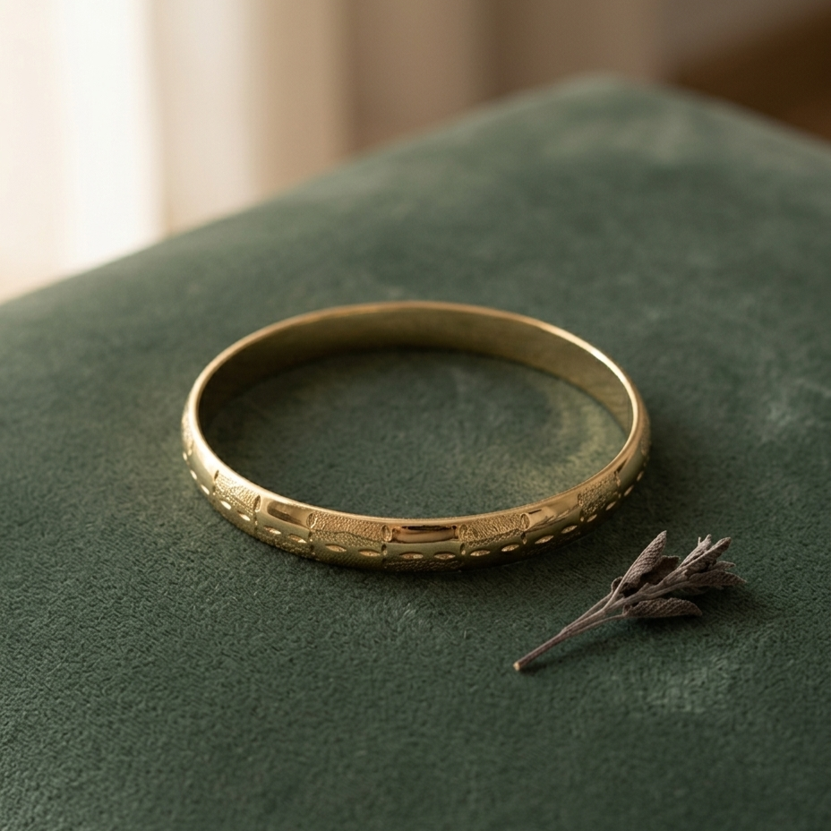 Brazalete Dorado Relieve Deriva puesto
