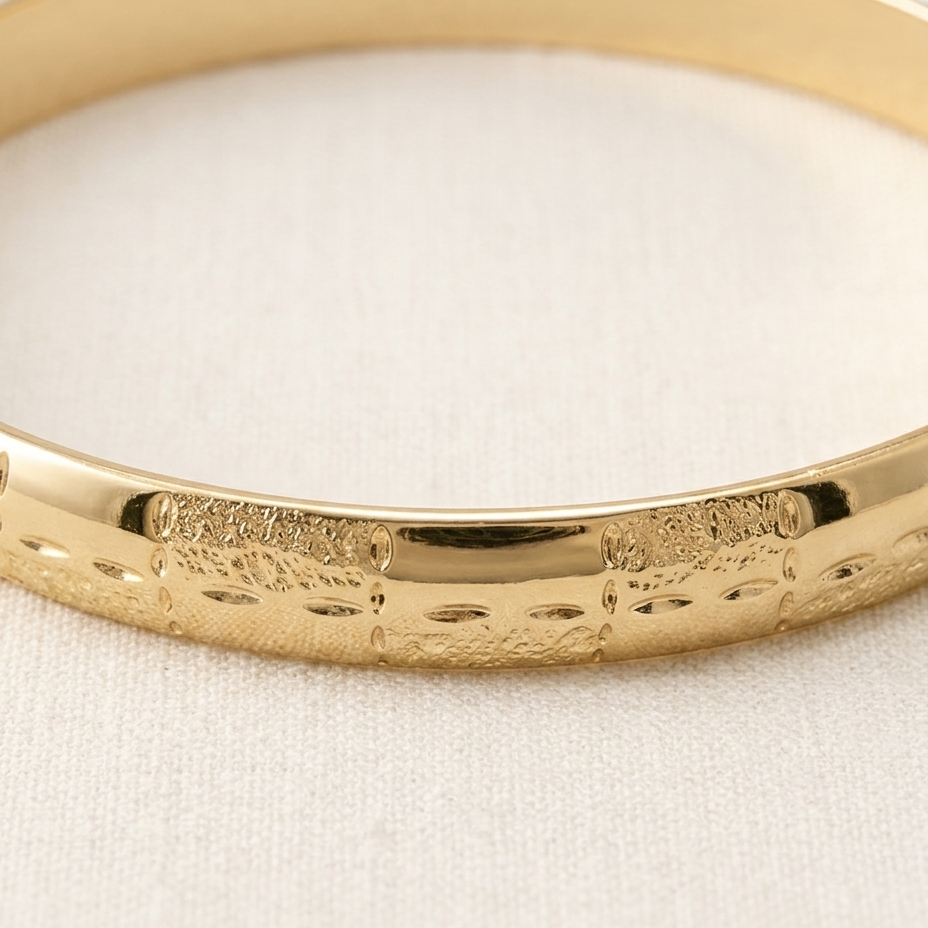 Brazalete Dorado Relieve Deriva en mano