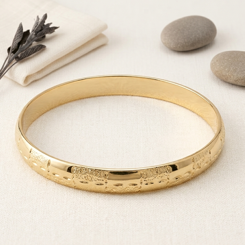Brazalete Dorado Relieve Deriva en uso