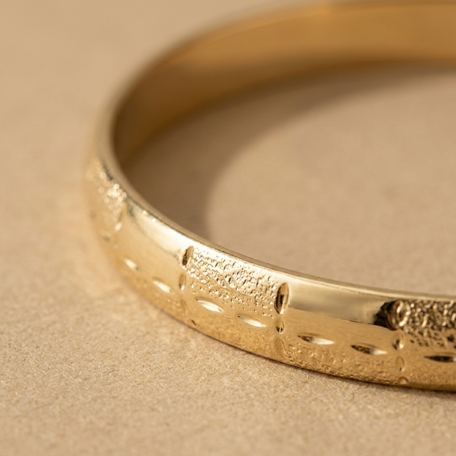 Brazalete Dorado Relieve Deriva primer plano