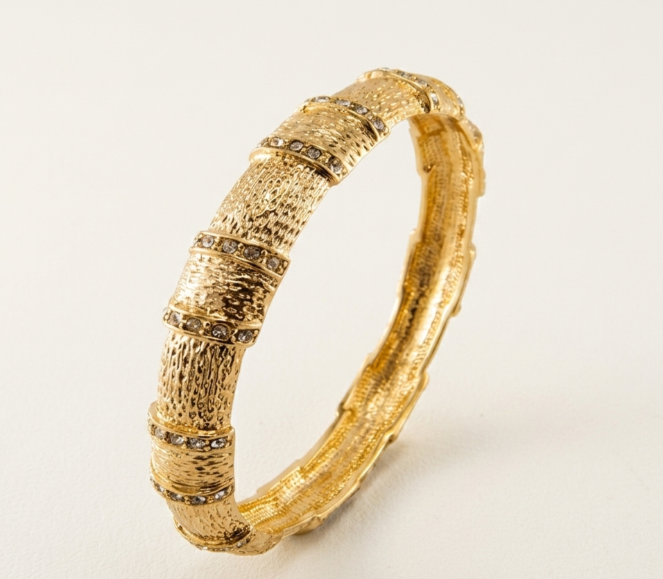 Brazalete Dorado Cráter en mano